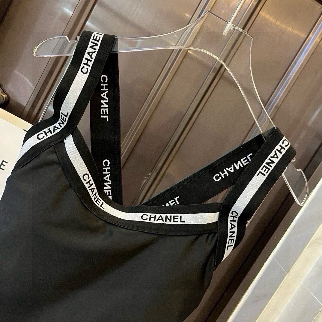 特批165。
Chanel香奈儿新款连体泳衣  😍🥰适合多种场景的游泳衣🏊‍♀️海边 游泳池 温泉 水上
