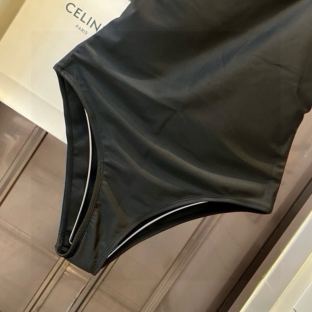 特批165。
Chanel香奈儿新款连体泳衣  😍🥰适合多种场景的游泳衣🏊‍♀️海边 游泳池 温泉 水上