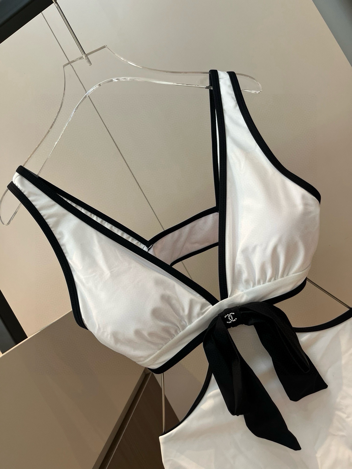 。
Chanel香奈儿❤️😍🥰适合多种场景的游泳衣🏊‍♀️海边 游泳池 温泉 水上乐园 漂流都可以😌内搭