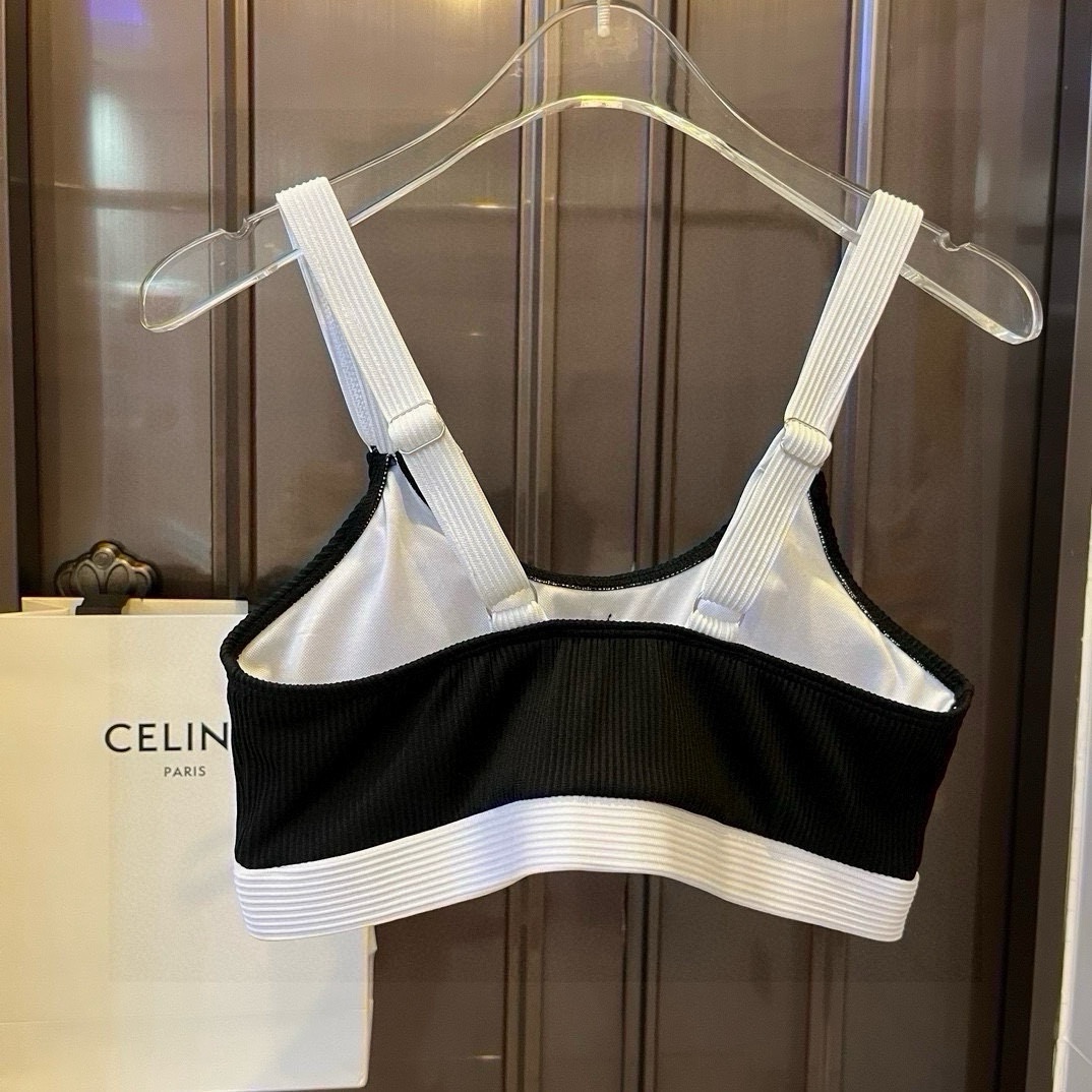 特批160。
Chanel分体套装泳衣👙 上身超级棒！同步各大专柜发售，自然而然呈现时尚感！十分减龄，具