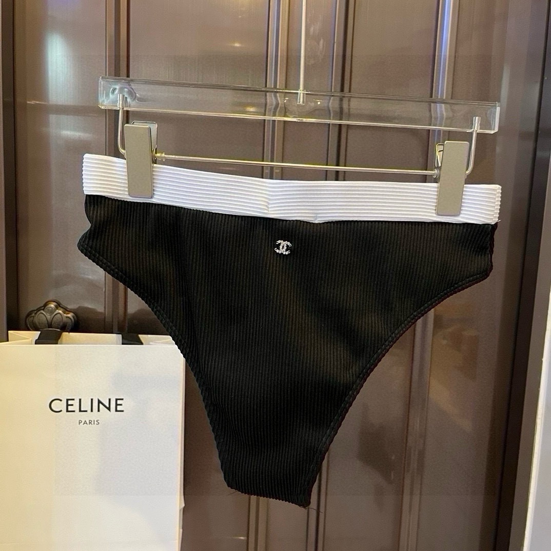 特批160。
Chanel分体套装泳衣👙 上身超级棒！同步各大专柜发售，自然而然呈现时尚感！十分减龄，具