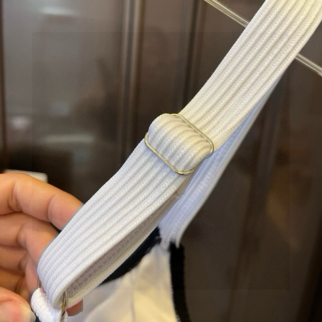 特批160。
Chanel分体套装泳衣👙 上身超级棒！同步各大专柜发售，自然而然呈现时尚感！十分减龄，具