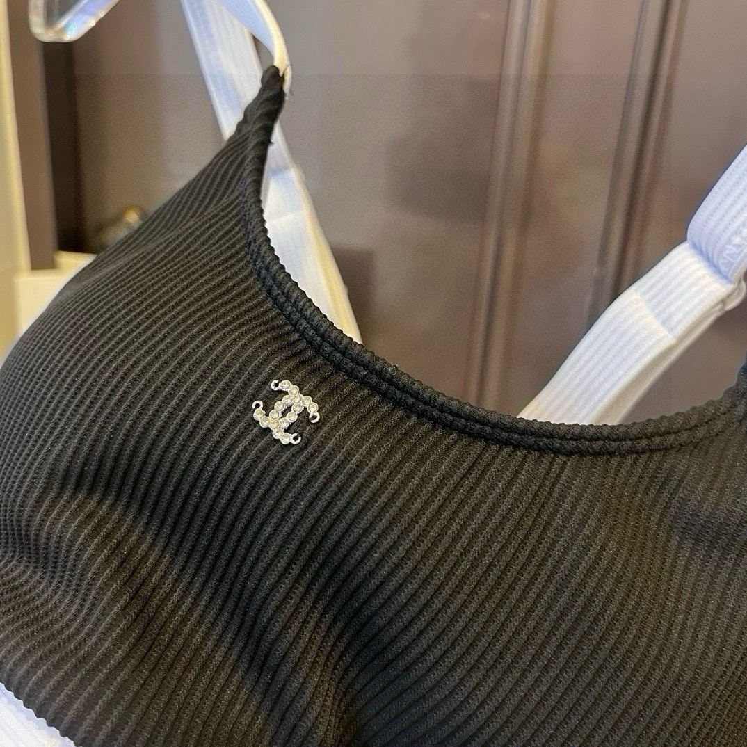 特批160。
Chanel分体套装泳衣👙 上身超级棒！同步各大专柜发售，自然而然呈现时尚感！十分减龄，具
