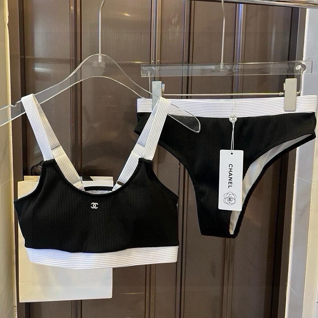 特批160。
Chanel分体套装泳衣👙 上身超级棒！同步各大专柜发售，自然而然呈现时尚感！十分减龄，具
