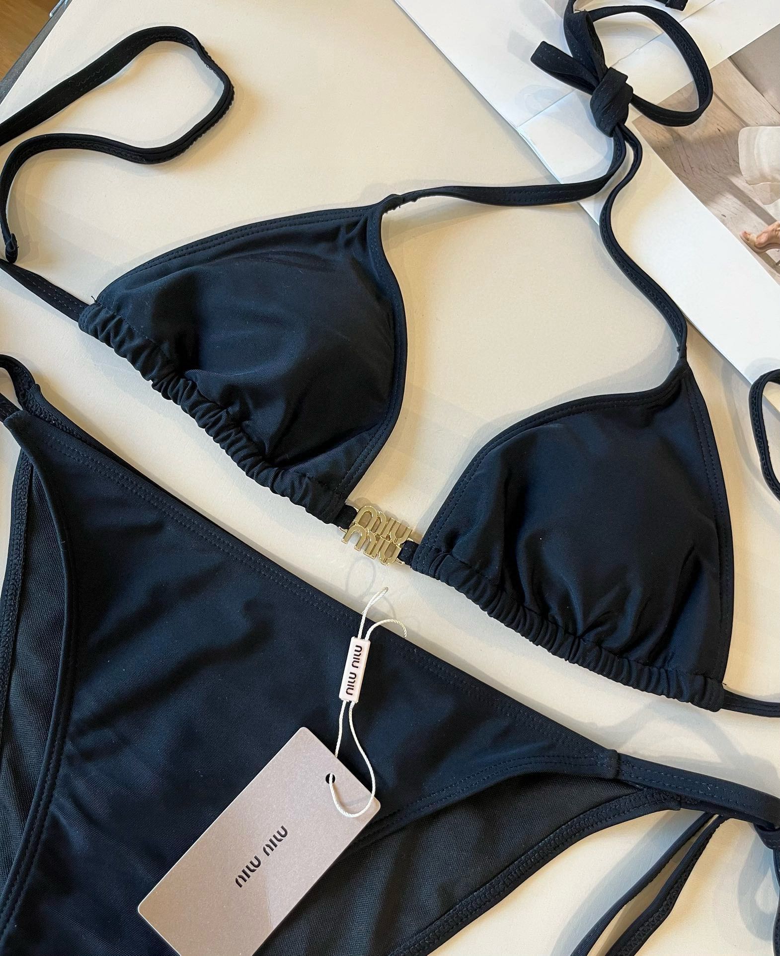 。

miumiu缪缪新款比基尼😍🥰适合多种场景的游泳衣🏊‍♀️海边 游泳池 温泉 水上乐园 漂流都可以