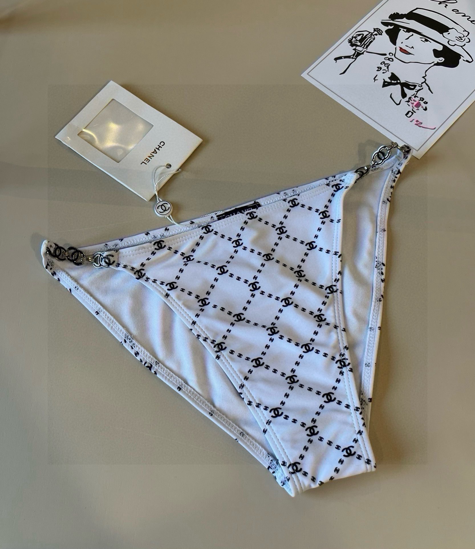 。
Chanel比基尼泳衣  😍🥰适合多种场景的游泳衣🏊‍♀️海边 游泳池 温泉 水上乐园 漂流都可以😌
