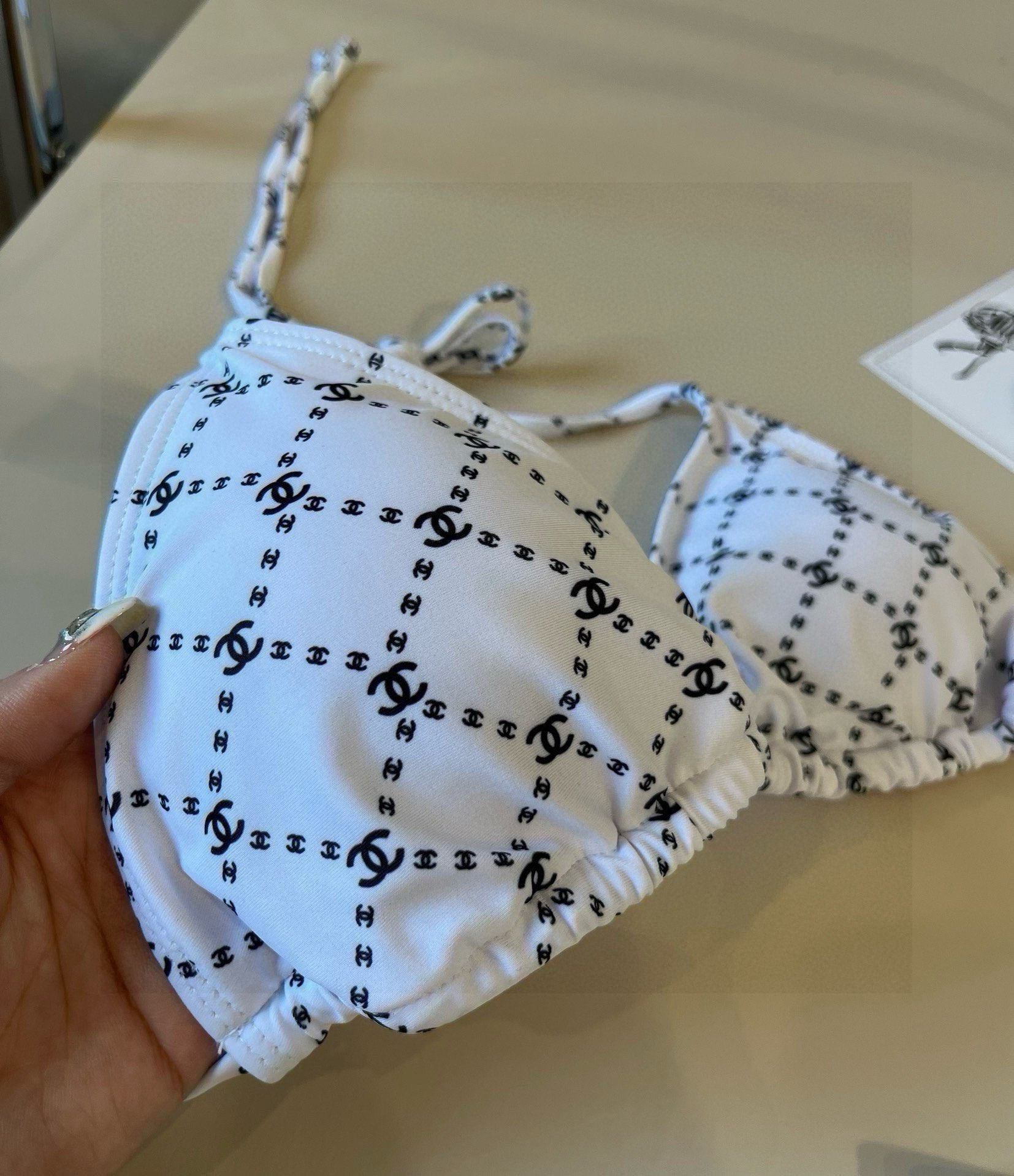 。
Chanel比基尼泳衣  😍🥰适合多种场景的游泳衣🏊‍♀️海边 游泳池 温泉 水上乐园 漂流都可以😌