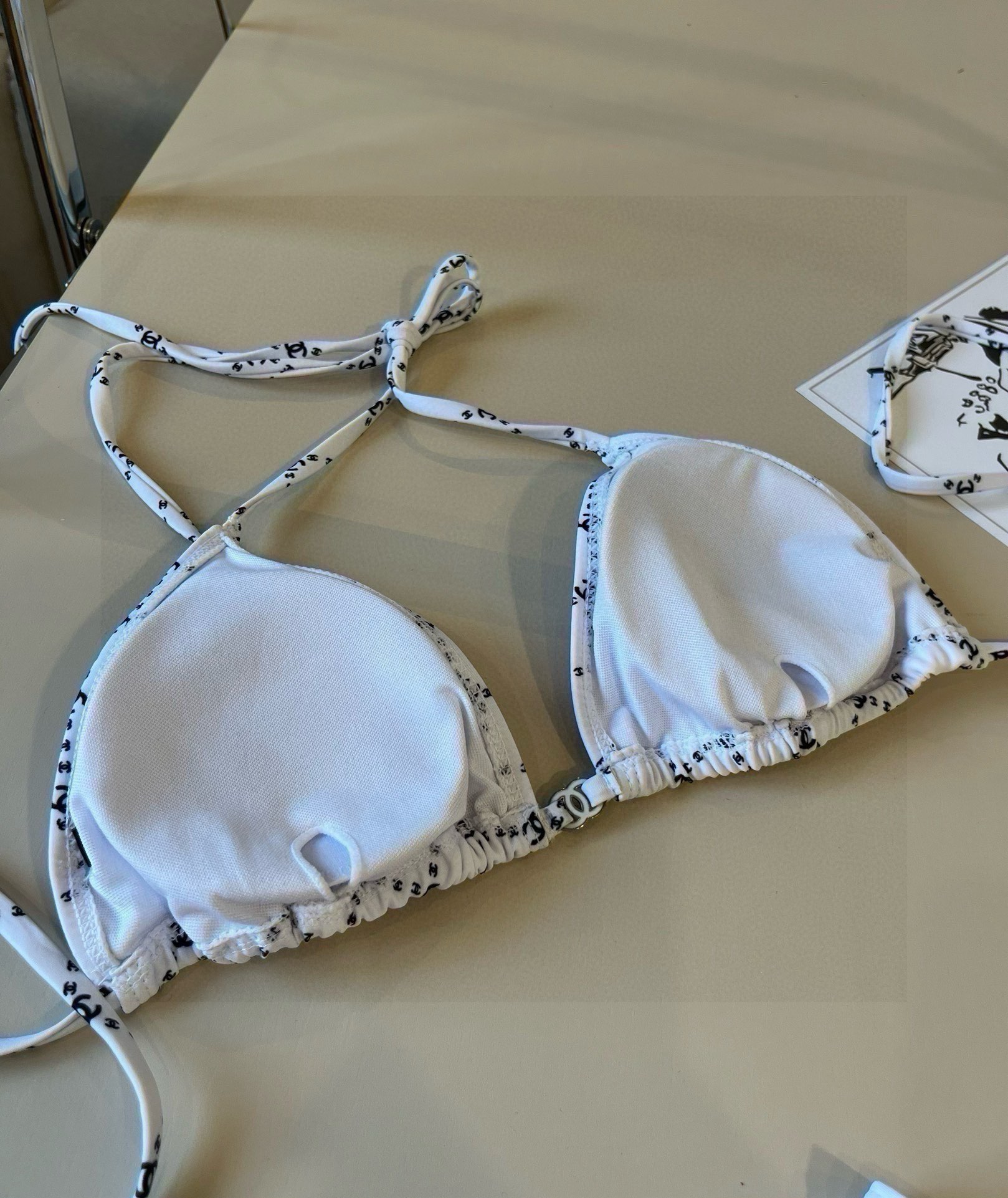 。
Chanel比基尼泳衣  😍🥰适合多种场景的游泳衣🏊‍♀️海边 游泳池 温泉 水上乐园 漂流都可以😌