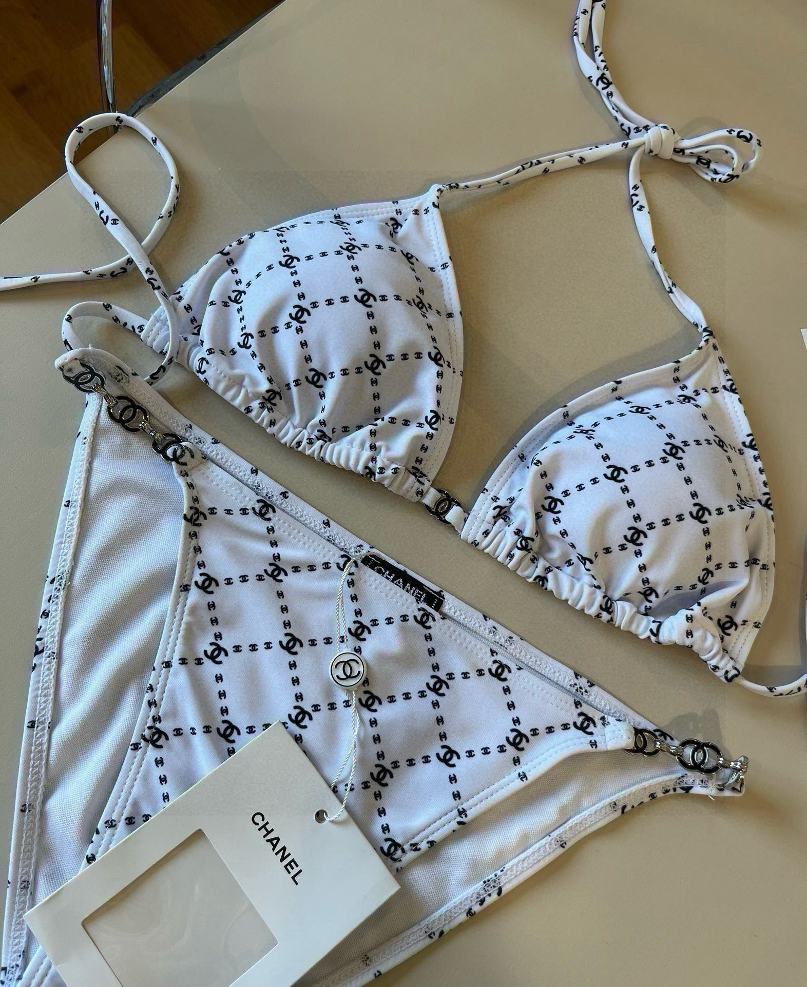 。
Chanel比基尼泳衣  😍🥰适合多种场景的游泳衣🏊‍♀️海边 游泳池 温泉 水上乐园 漂流都可以😌