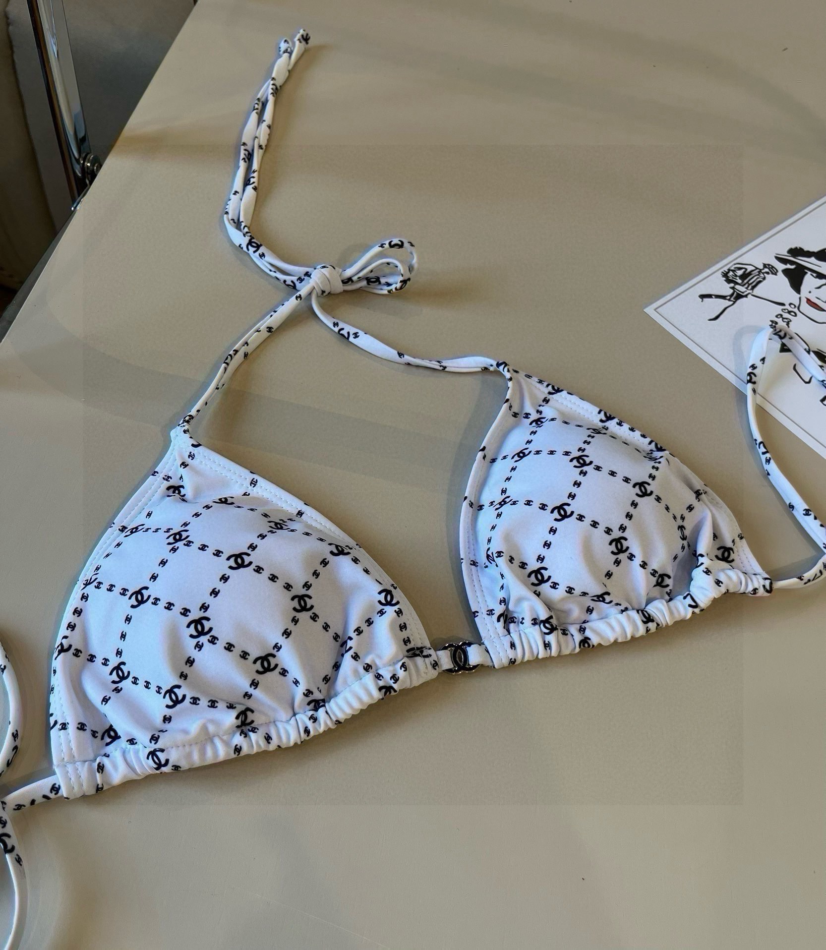 。
Chanel比基尼泳衣  😍🥰适合多种场景的游泳衣🏊‍♀️海边 游泳池 温泉 水上乐园 漂流都可以😌
