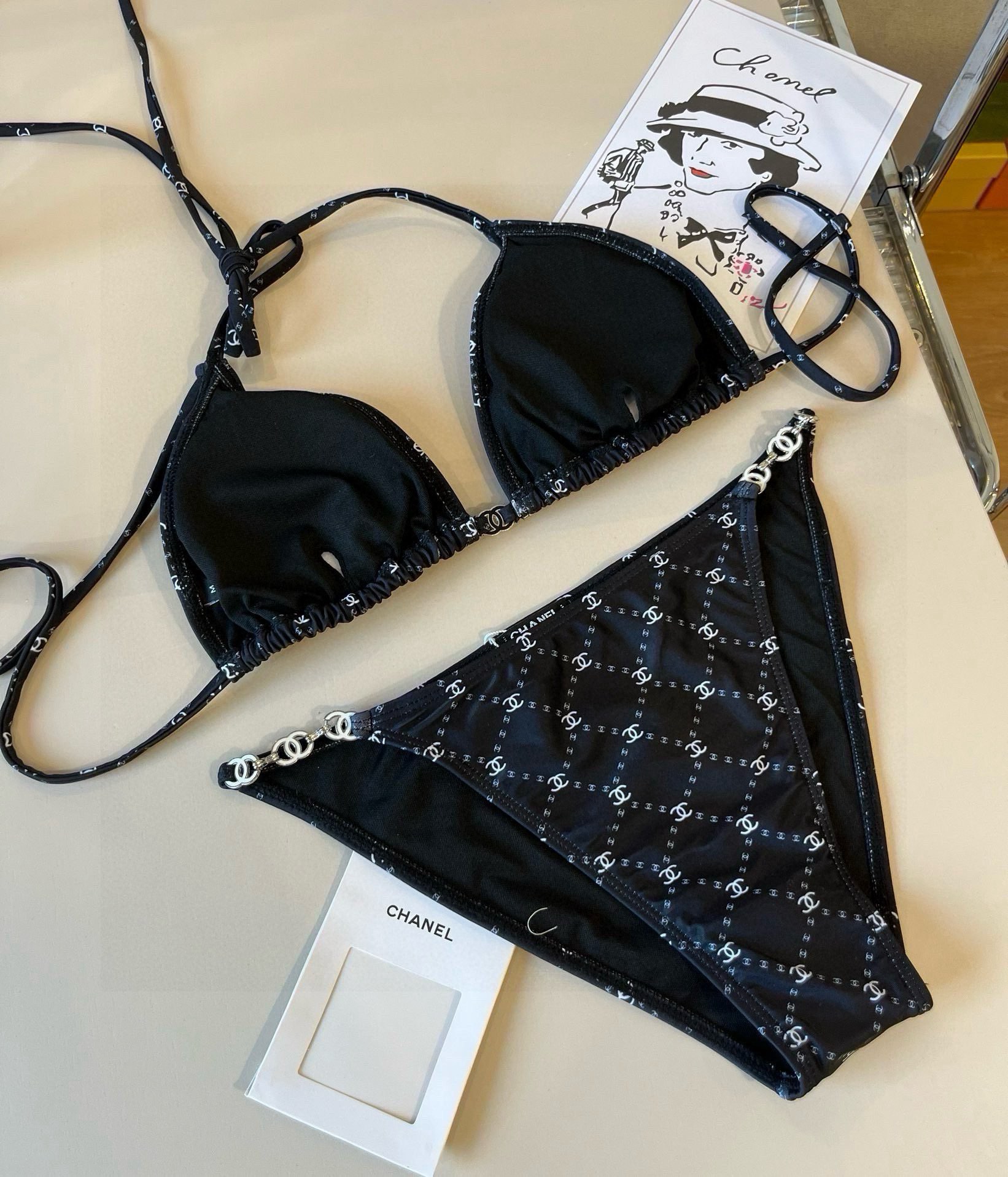 。
Chanel比基尼泳衣  😍🥰适合多种场景的游泳衣🏊‍♀️海边 游泳池 温泉 水上乐园 漂流都可以😌