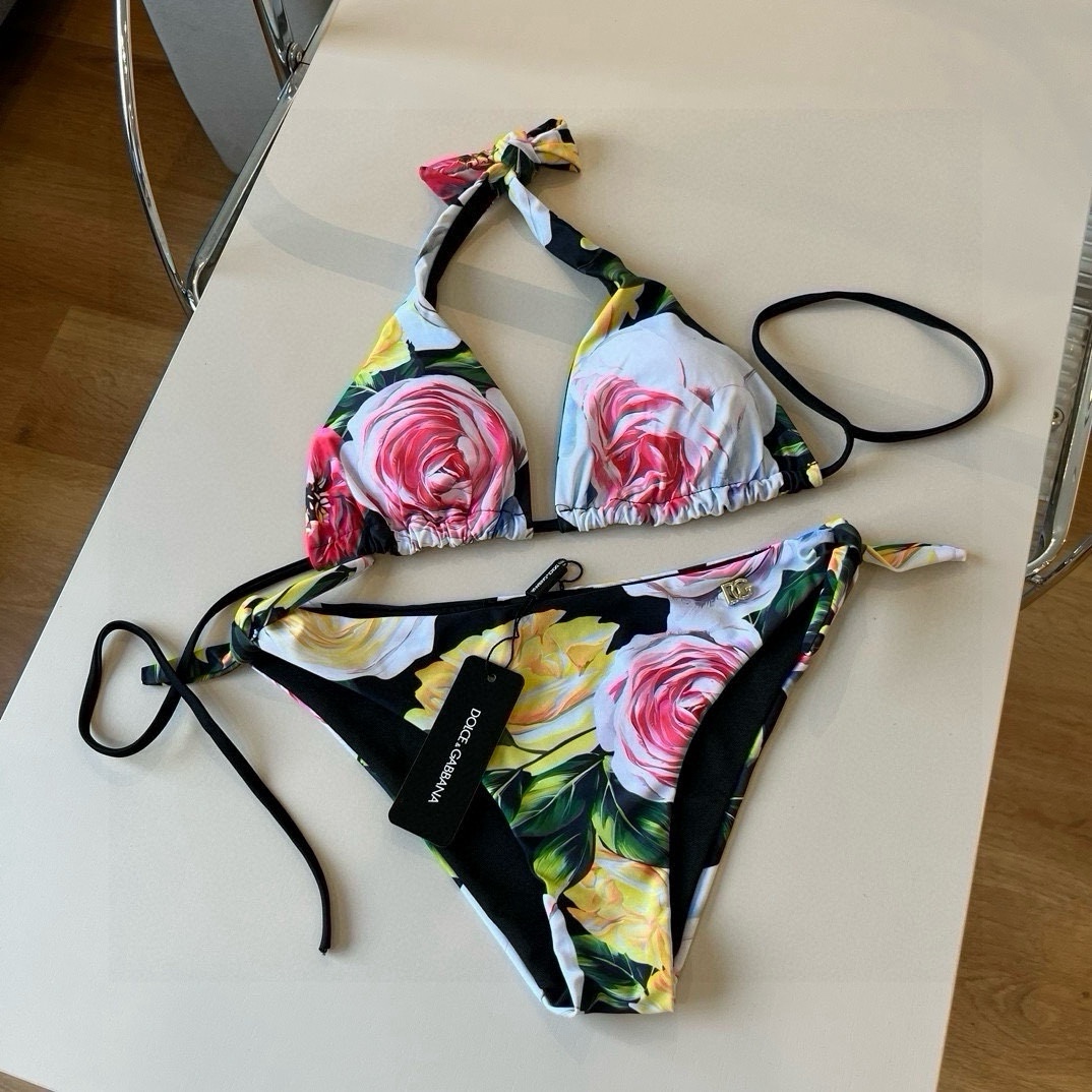 。
D&G杜嘉班纳新款分体泳衣😍🥰适合多种场景的游泳衣🏊‍♀️海边 游泳池 温泉 水上乐园 漂流都可以😌