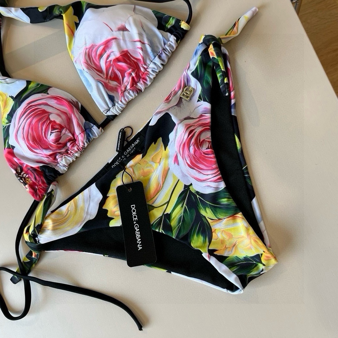 。
D&G杜嘉班纳新款分体泳衣😍🥰适合多种场景的游泳衣🏊‍♀️海边 游泳池 温泉 水上乐园 漂流都可以😌