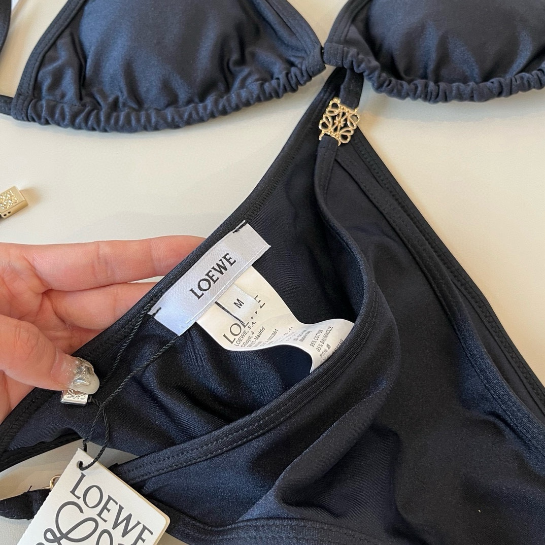 。
罗意威LOEWE新款比基尼泳衣👙❤️😍🥰适合多种场景的游泳衣🏊‍♀️海边 游泳池 温泉 水上乐园 漂