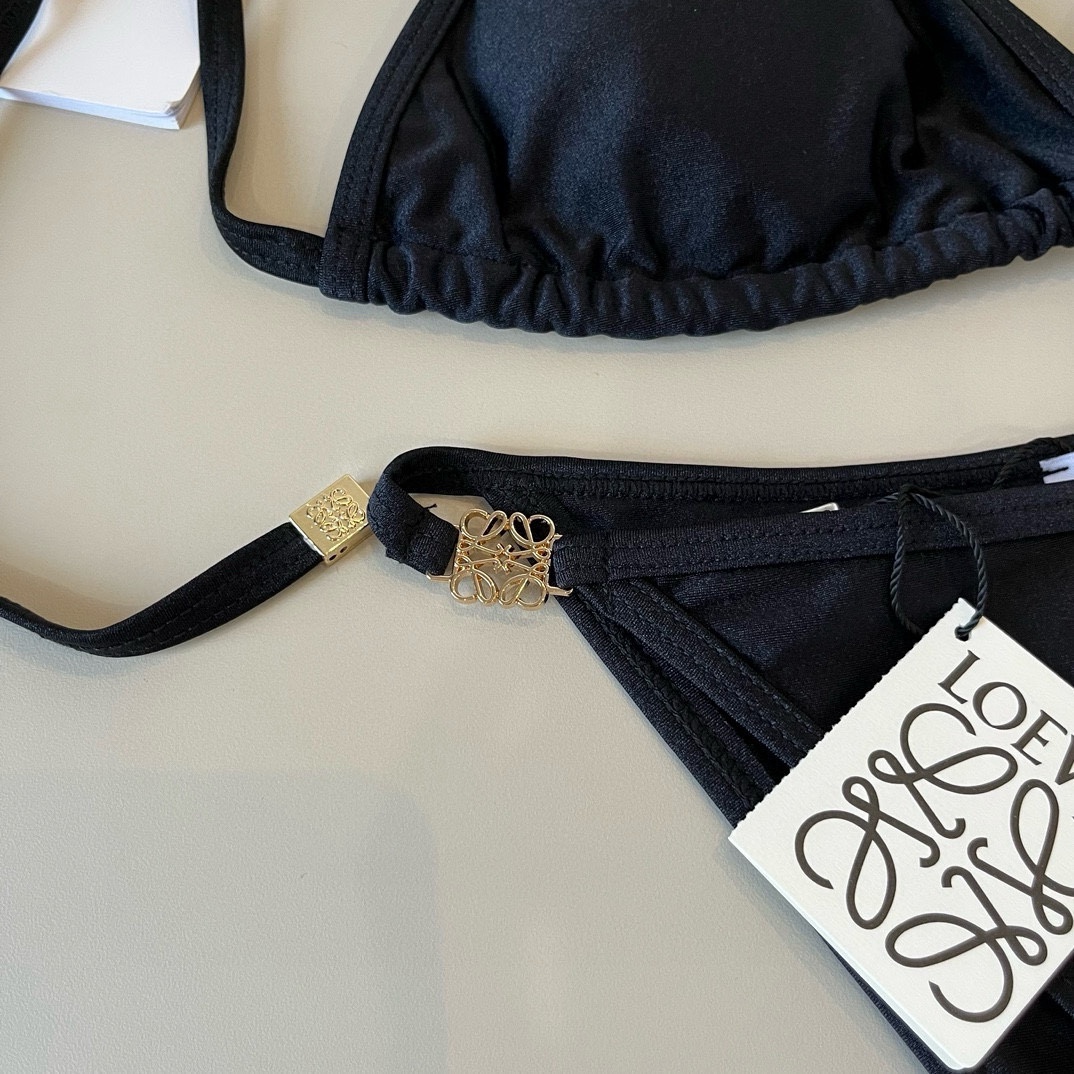 。
罗意威LOEWE新款比基尼泳衣👙❤️😍🥰适合多种场景的游泳衣🏊‍♀️海边 游泳池 温泉 水上乐园 漂