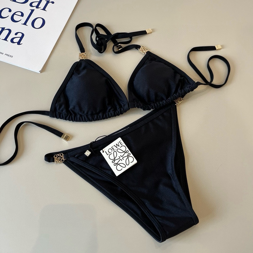 。
罗意威LOEWE新款比基尼泳衣👙❤️😍🥰适合多种场景的游泳衣🏊‍♀️海边 游泳池 温泉 水上乐园 漂