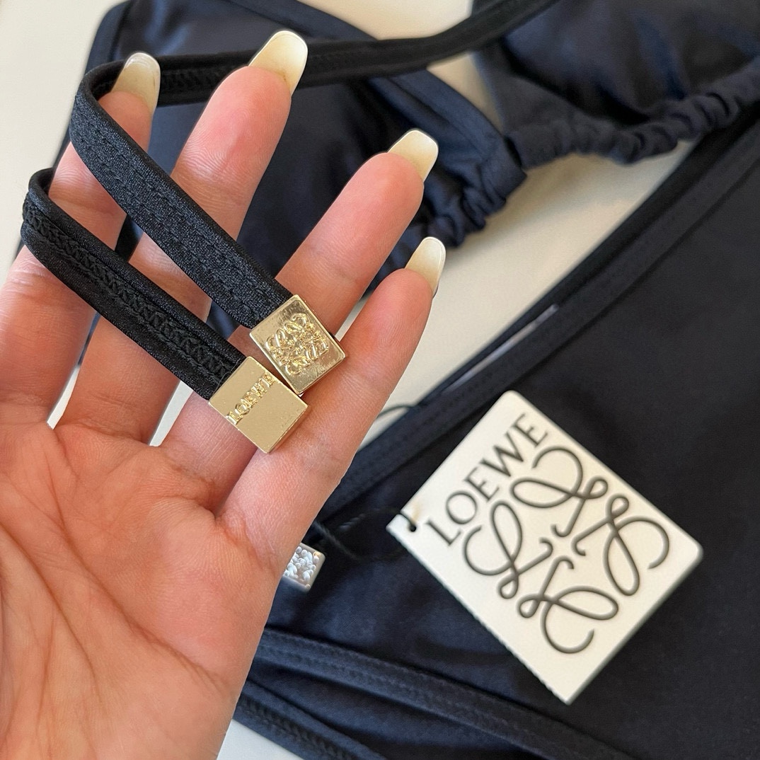 。
罗意威LOEWE新款比基尼泳衣👙❤️😍🥰适合多种场景的游泳衣🏊‍♀️海边 游泳池 温泉 水上乐园 漂