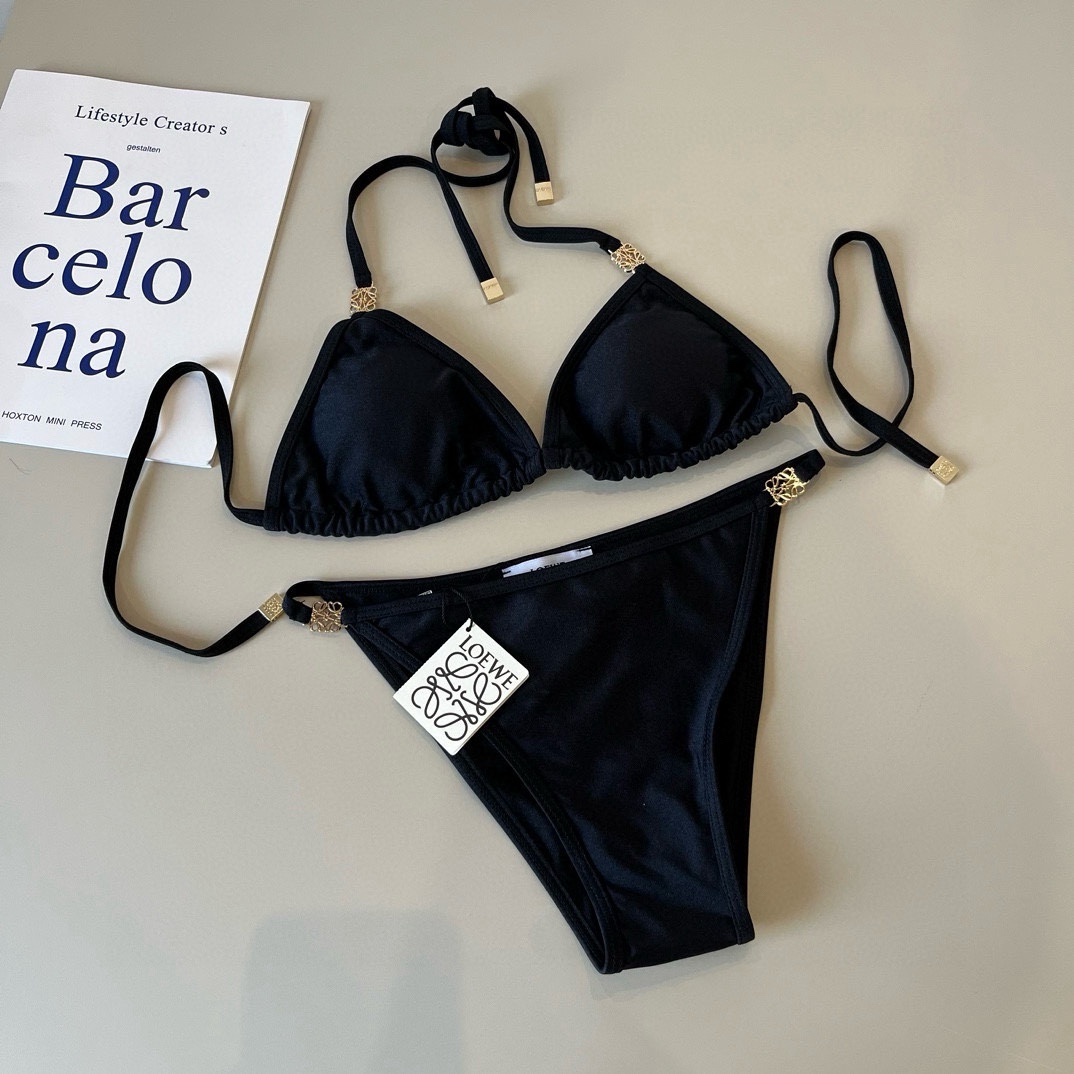。
罗意威LOEWE新款比基尼泳衣👙❤️😍🥰适合多种场景的游泳衣🏊‍♀️海边 游泳池 温泉 水上乐园 漂