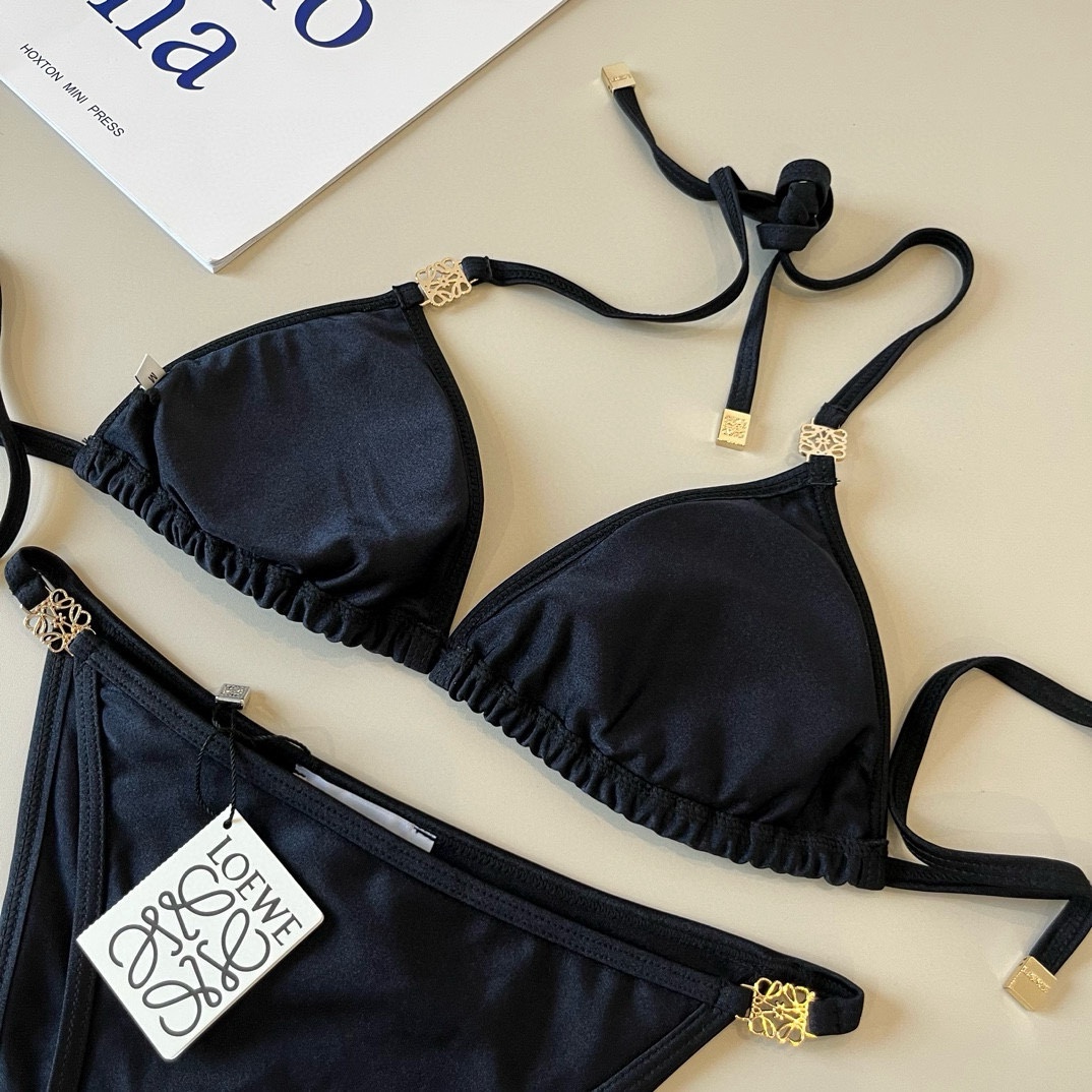 。
罗意威LOEWE新款比基尼泳衣👙❤️😍🥰适合多种场景的游泳衣🏊‍♀️海边 游泳池 温泉 水上乐园 漂