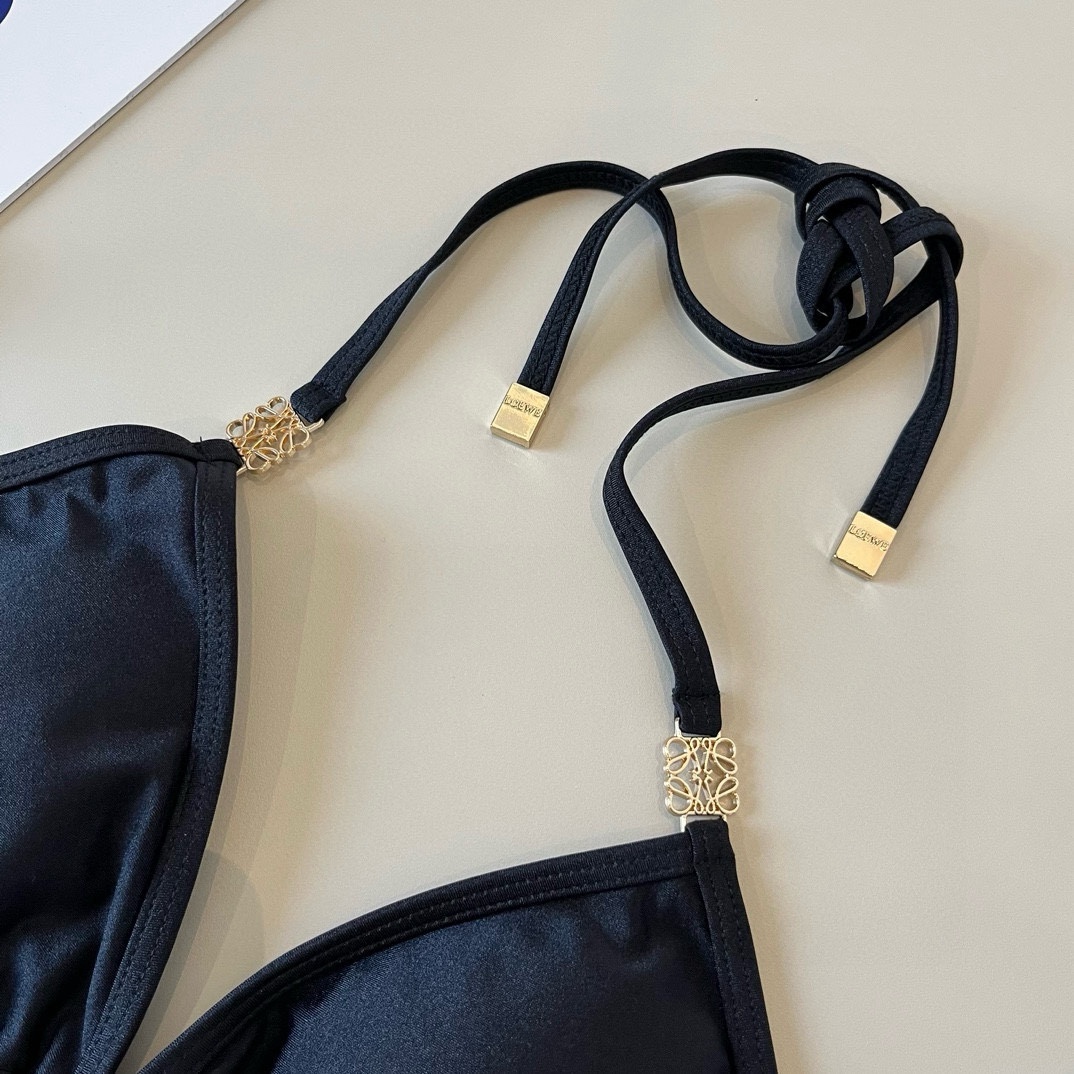 。
罗意威LOEWE新款比基尼泳衣👙❤️😍🥰适合多种场景的游泳衣🏊‍♀️海边 游泳池 温泉 水上乐园 漂