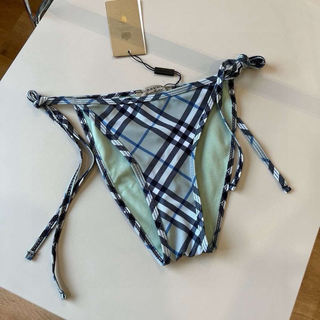 。

Burberry巴宝莉经典英伦格泳衣，实物实在太美了！拍不出来它的美😍谁穿谁美！很值得入手✋ SM