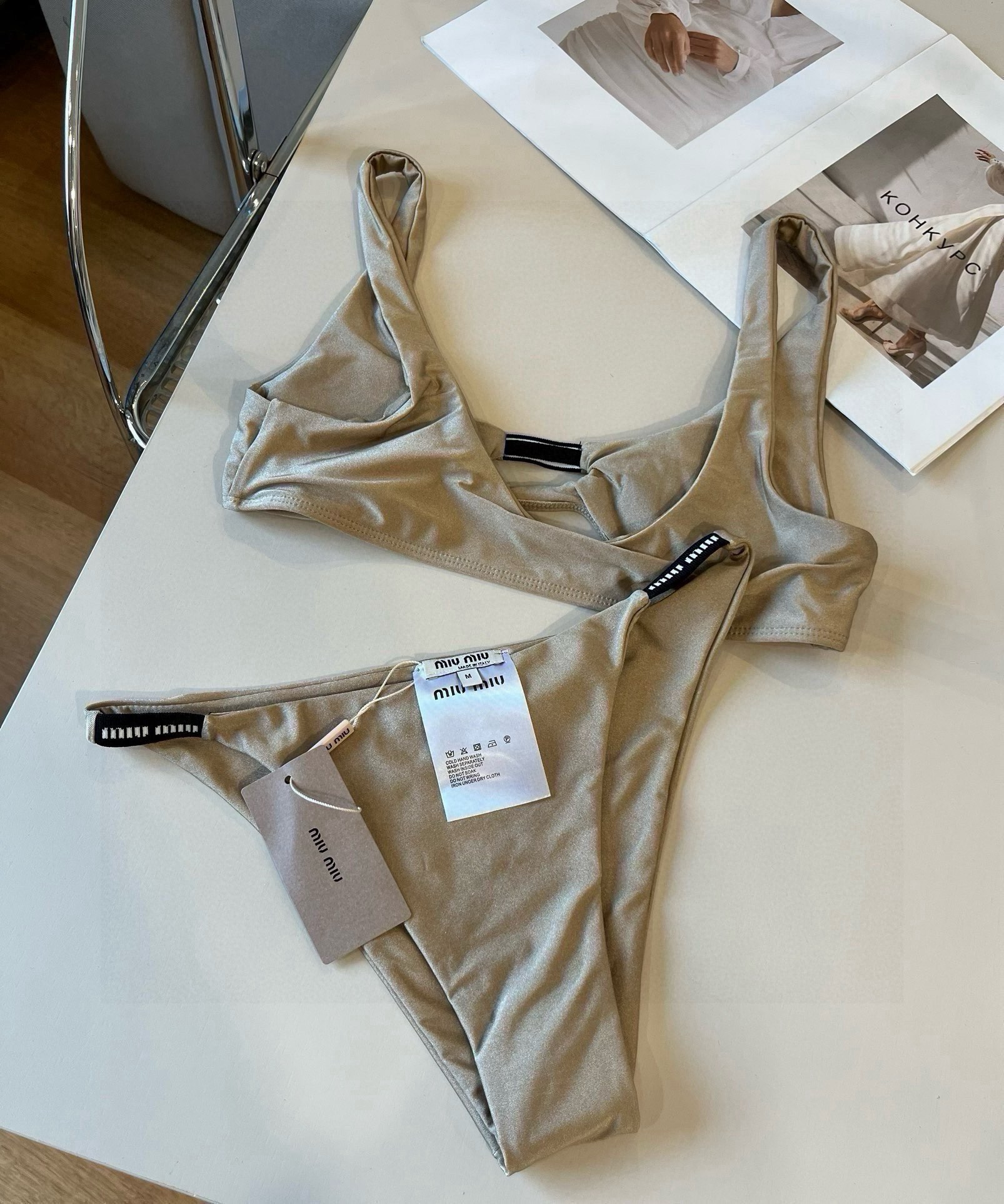 。
miumiu缪缪新款比基尼😍🥰适合多种场景的游泳衣🏊‍♀️海边 游泳池 温泉 水上乐园 漂流都可以😌