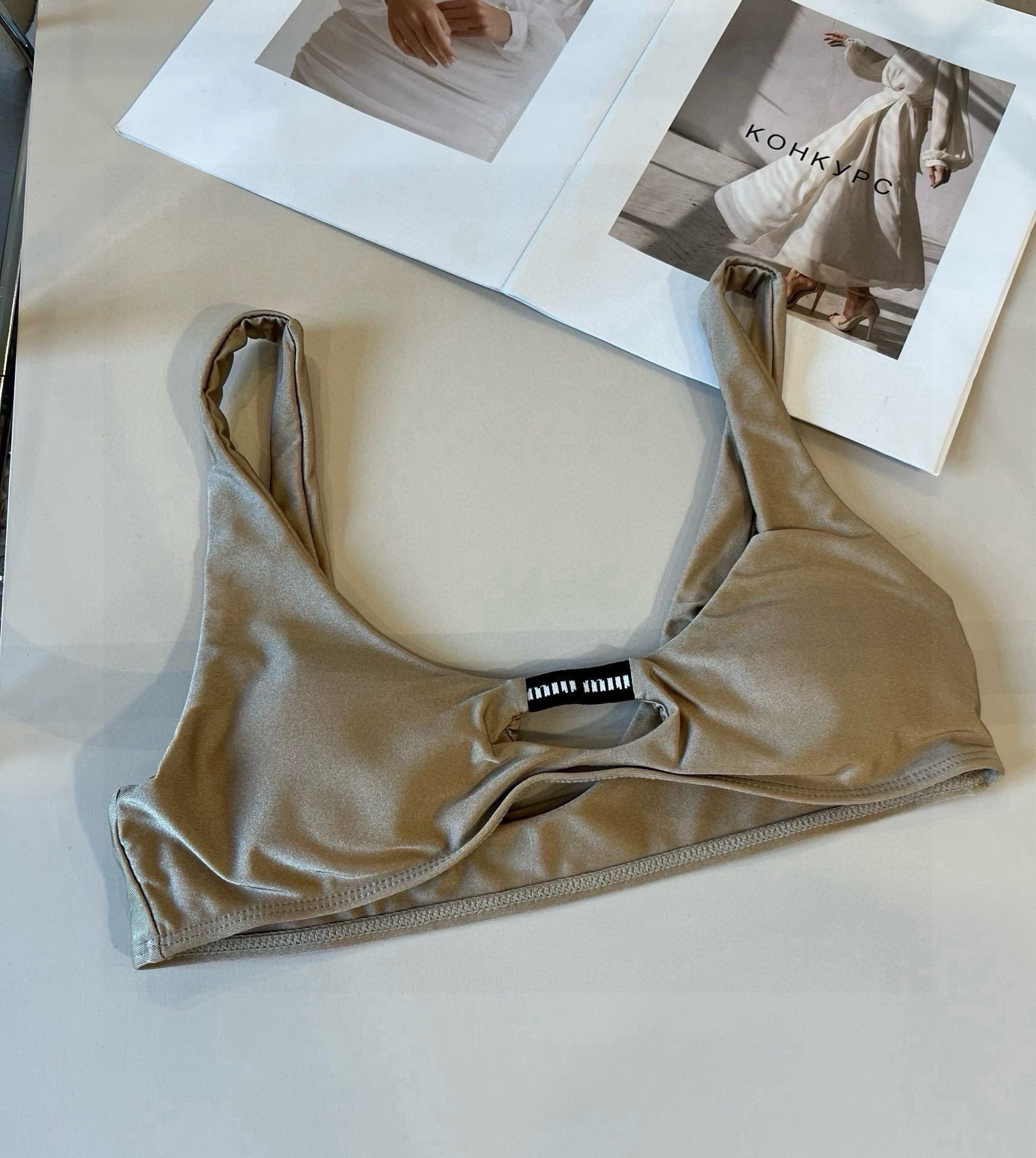 。
miumiu缪缪新款比基尼😍🥰适合多种场景的游泳衣🏊‍♀️海边 游泳池 温泉 水上乐园 漂流都可以😌