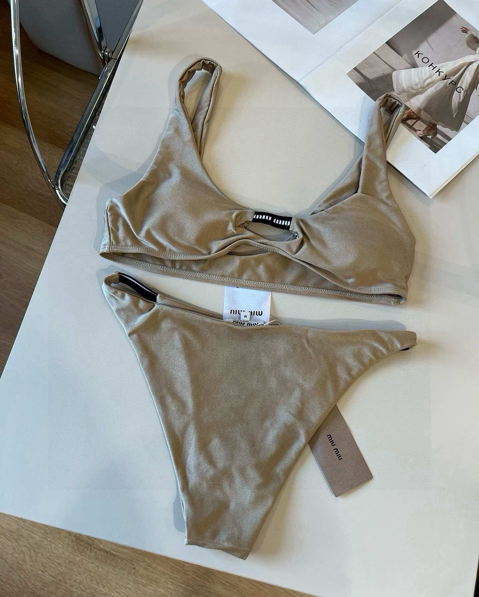 。
miumiu缪缪新款比基尼😍🥰适合多种场景的游泳衣🏊‍♀️海边 游泳池 温泉 水上乐园 漂流都可以😌