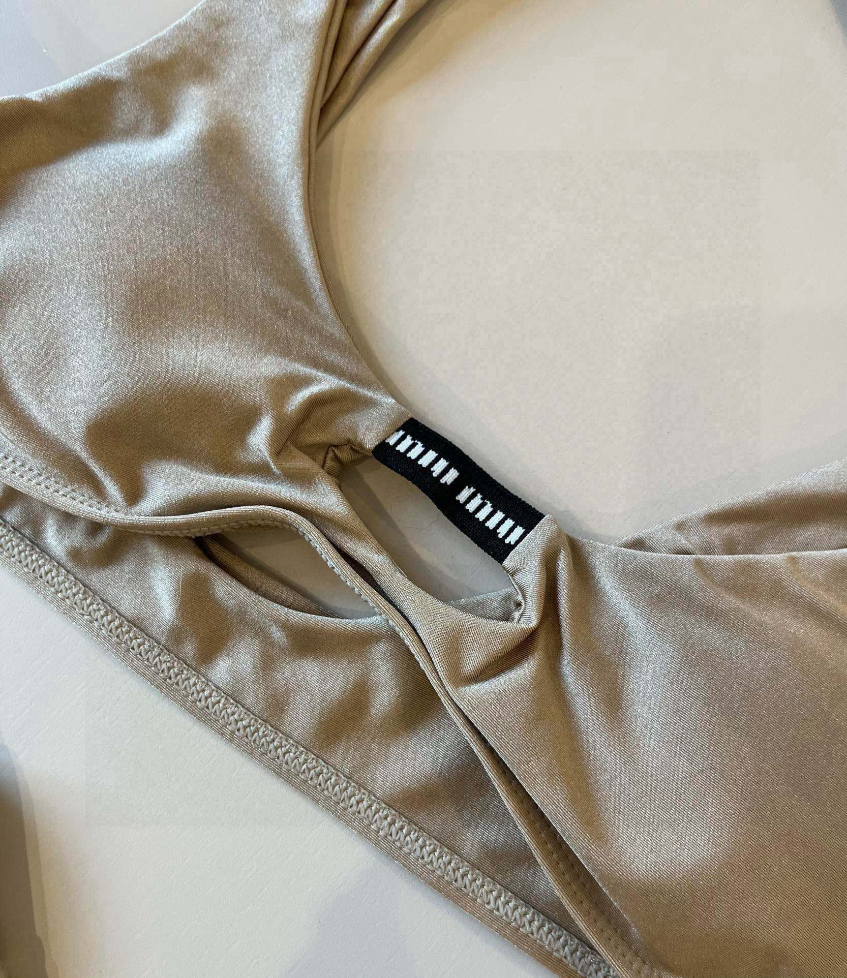 。
miumiu缪缪新款比基尼😍🥰适合多种场景的游泳衣🏊‍♀️海边 游泳池 温泉 水上乐园 漂流都可以😌