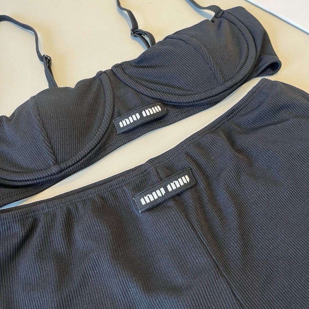 。
MiuMiu缪缪官方新款泳衣比基尼👙，高端定制，S M L XL