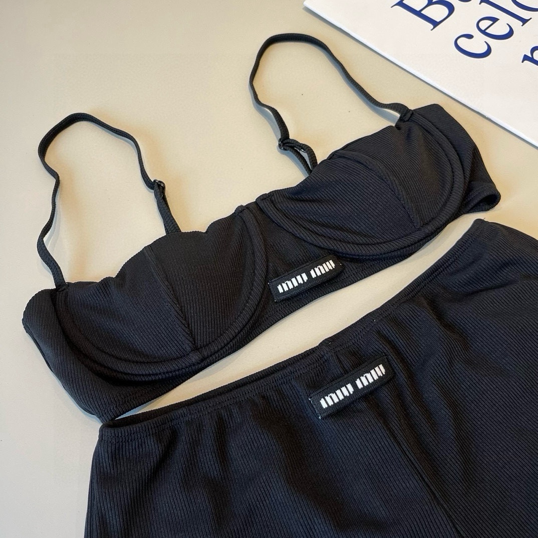 。
MiuMiu缪缪官方新款泳衣比基尼👙，高端定制，S M L XL