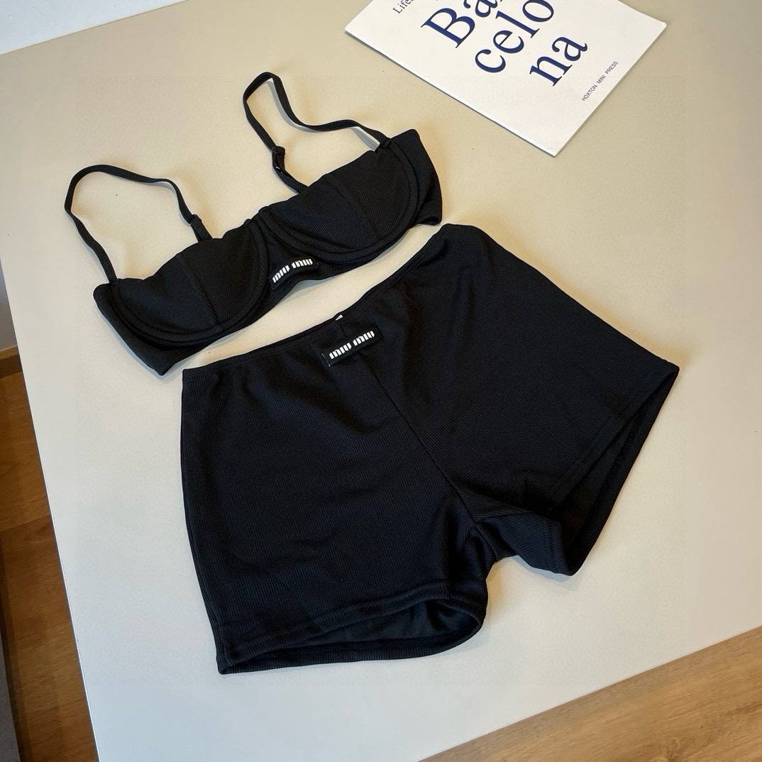 。
MiuMiu缪缪官方新款泳衣比基尼👙，高端定制，S M L XL