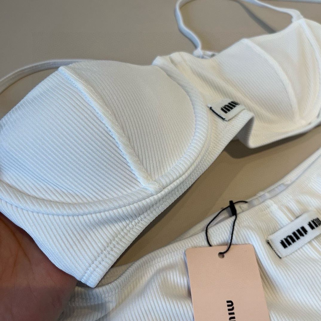 。
MiuMiu缪缪官方新款泳衣比基尼👙，高端定制，S M L XL