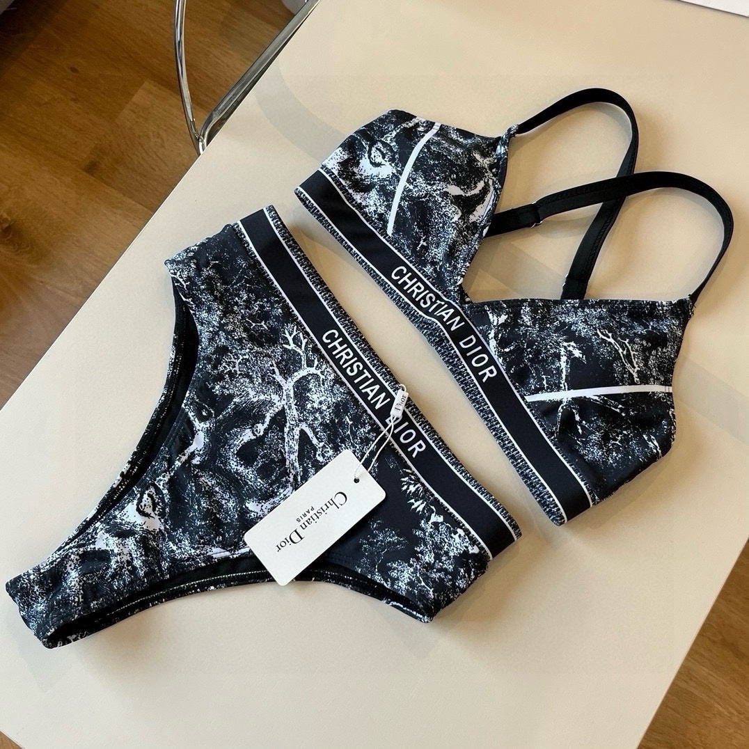 。
Dior 迪奥新款分体泳衣😍🥰适合多种场景的游泳衣🏊‍♀️海边 游泳池 温泉 水上乐园 漂流都可以😌