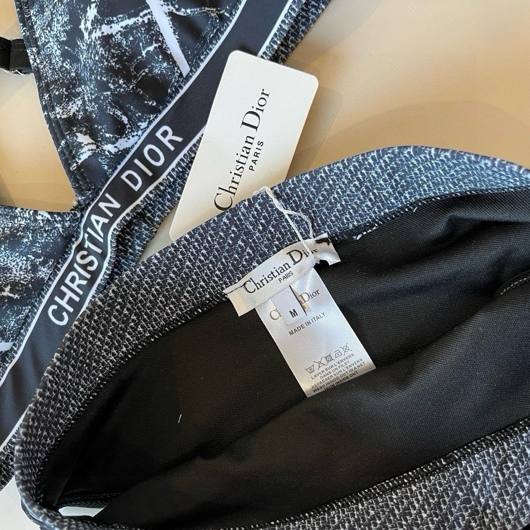 。
Dior 迪奥新款分体泳衣😍🥰适合多种场景的游泳衣🏊‍♀️海边 游泳池 温泉 水上乐园 漂流都可以😌