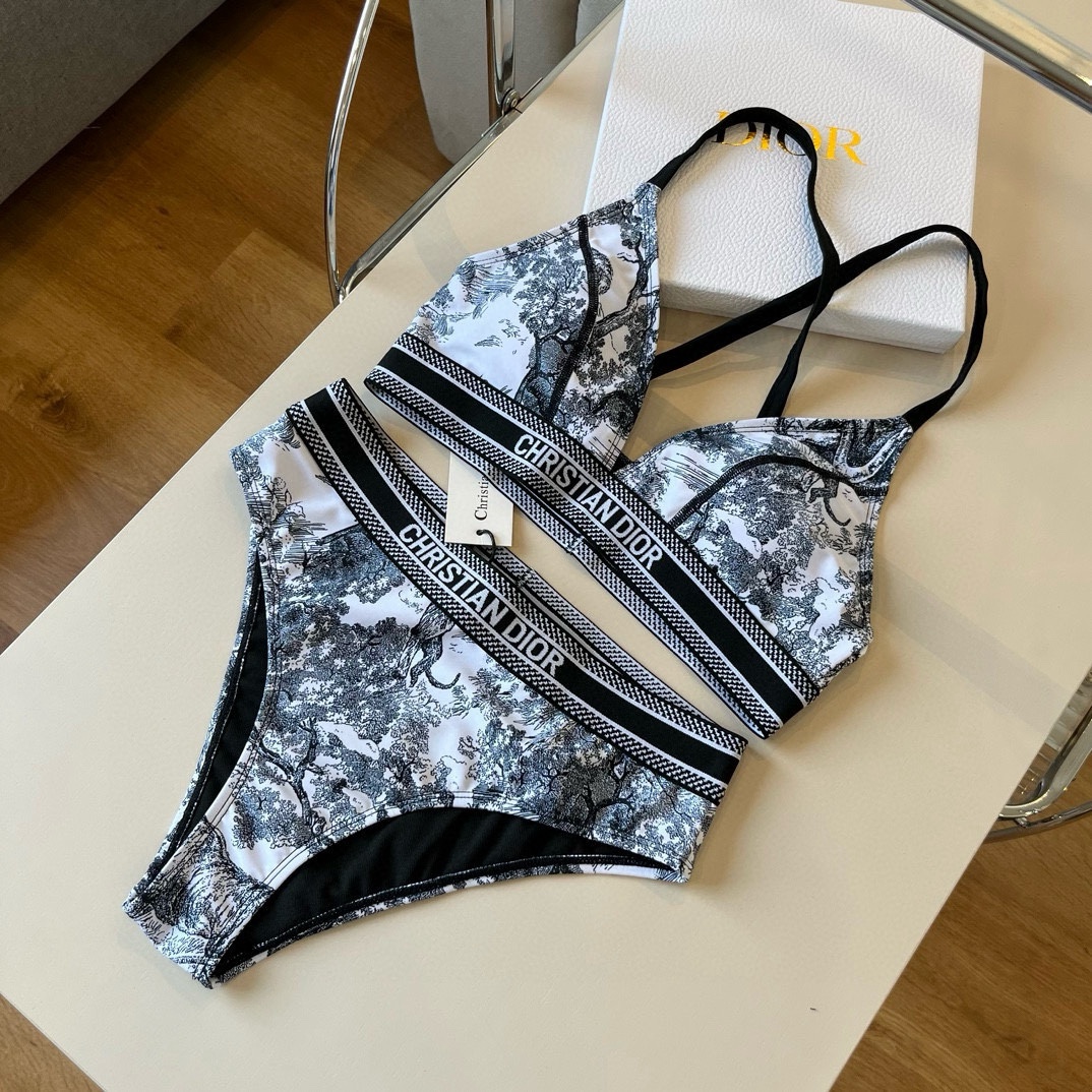 。
Dior 迪奥新款分体泳衣😍🥰适合多种场景的游泳衣🏊‍♀️海边 游泳池 温泉 水上乐园 漂流都可以😌
