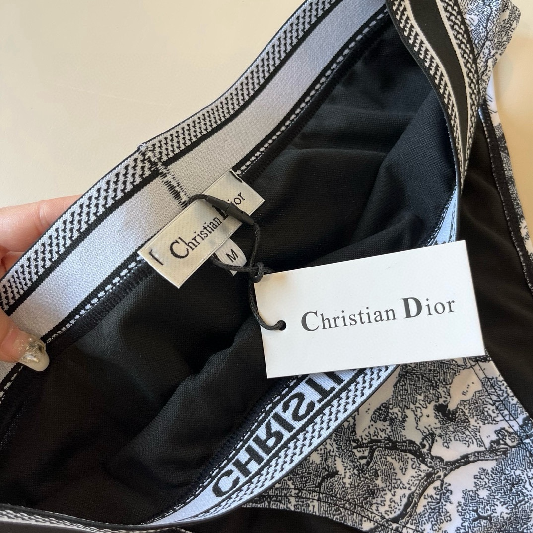 。
Dior 迪奥新款分体泳衣😍🥰适合多种场景的游泳衣🏊‍♀️海边 游泳池 温泉 水上乐园 漂流都可以😌