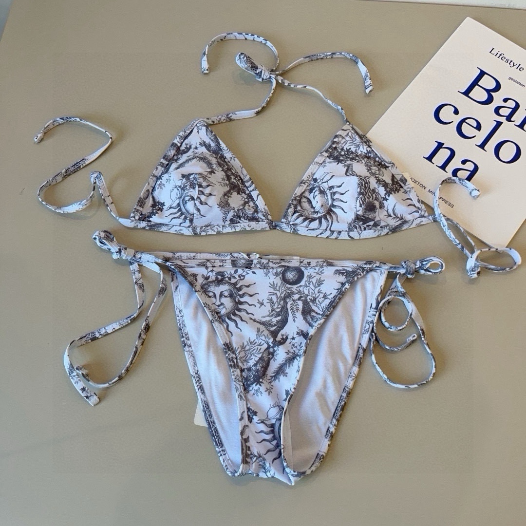 。
Dior迪奥 新款比基尼泳衣👙❤️😍🥰适合多种场景的游泳衣🏊‍♀️海边 游泳池 温泉 水上乐园 漂流