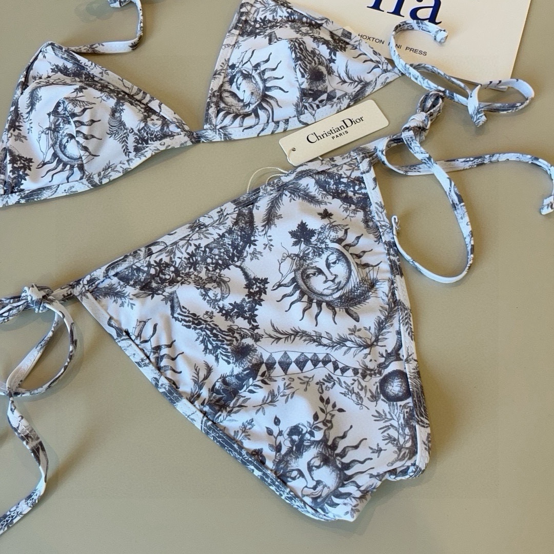 。
Dior迪奥 新款比基尼泳衣👙❤️😍🥰适合多种场景的游泳衣🏊‍♀️海边 游泳池 温泉 水上乐园 漂流