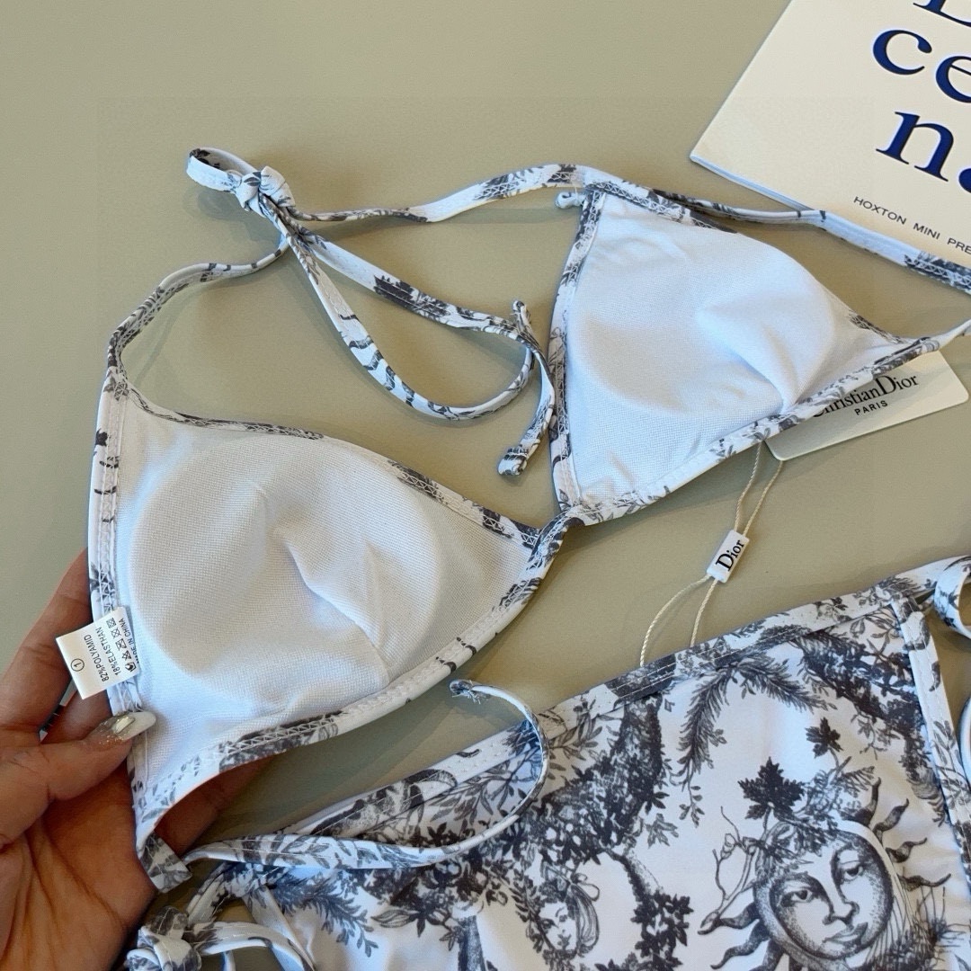 。
Dior迪奥 新款比基尼泳衣👙❤️😍🥰适合多种场景的游泳衣🏊‍♀️海边 游泳池 温泉 水上乐园 漂流