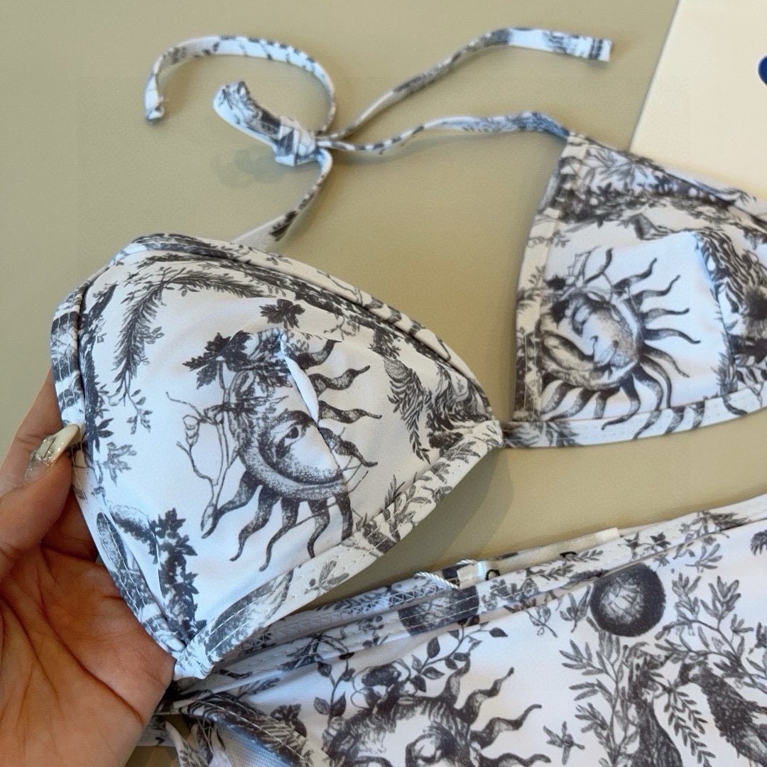 。
Dior迪奥 新款比基尼泳衣👙❤️😍🥰适合多种场景的游泳衣🏊‍♀️海边 游泳池 温泉 水上乐园 漂流