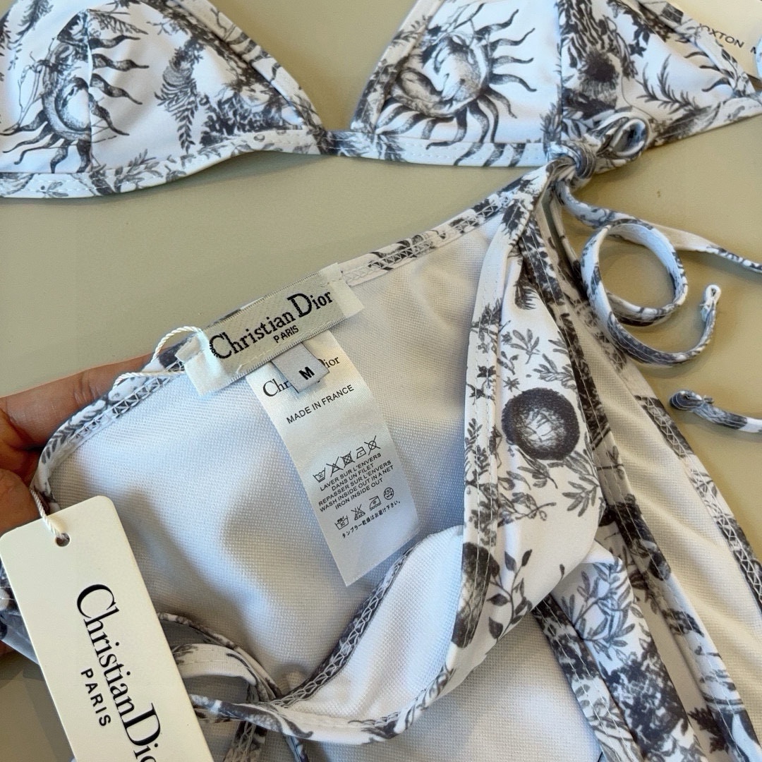 。
Dior迪奥 新款比基尼泳衣👙❤️😍🥰适合多种场景的游泳衣🏊‍♀️海边 游泳池 温泉 水上乐园 漂流
