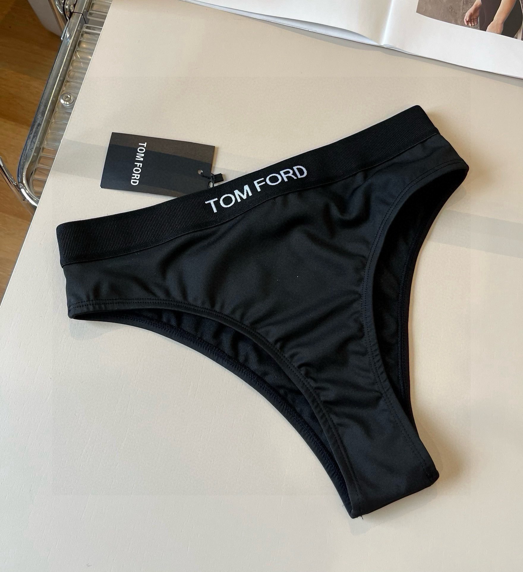。
TOMFORD新款比基尼中古套装  吊带背心 三角打底裤分体泳衣，黑色，白色 S M L X L