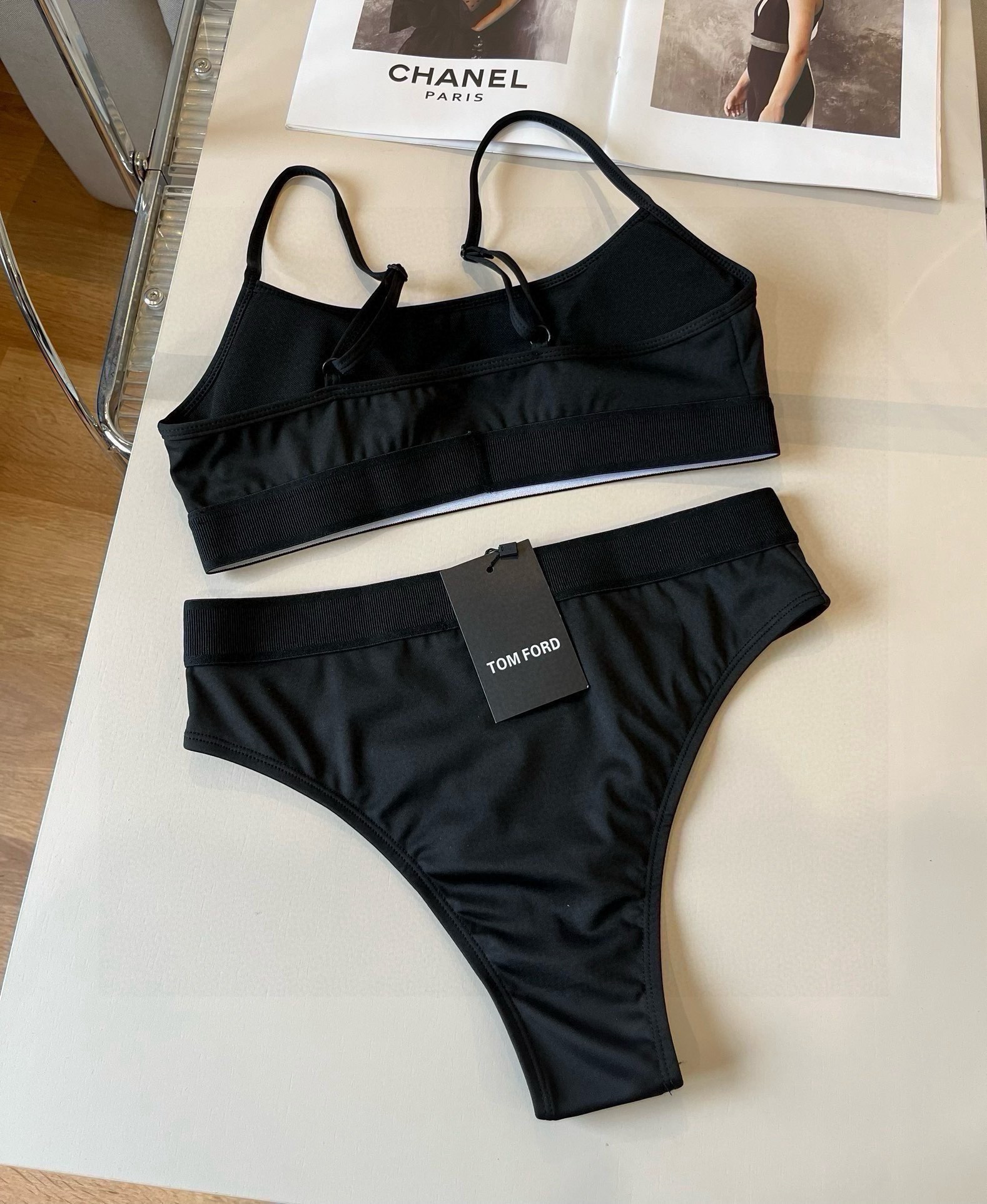 。
TOMFORD新款比基尼中古套装  吊带背心 三角打底裤分体泳衣，黑色，白色 S M L X L