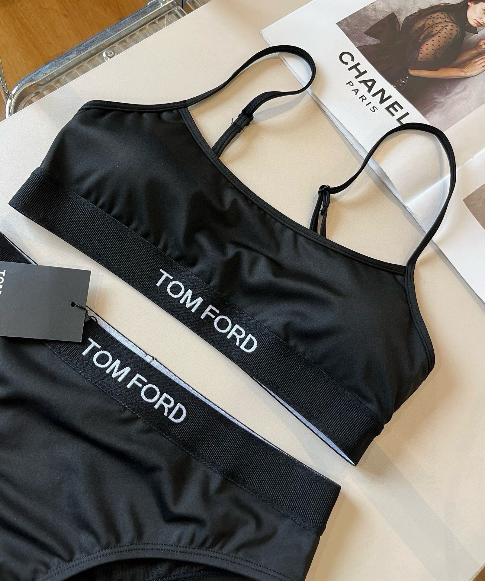 。
TOMFORD新款比基尼中古套装  吊带背心 三角打底裤分体泳衣，黑色，白色 S M L X L