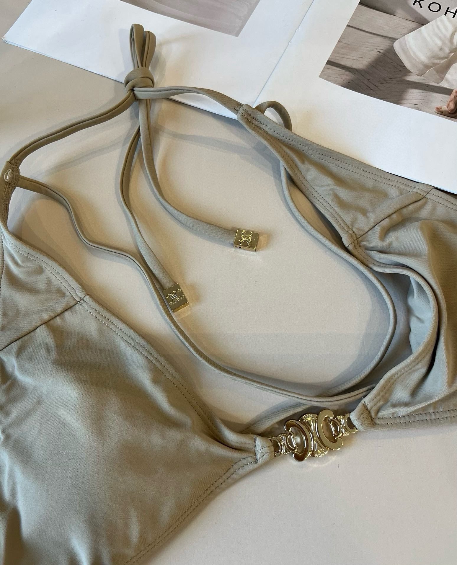 P
LOEWE罗意威 新款比基尼😍🥰适合多种场景的游泳衣🏊‍♀️海边 游泳池 温泉 水上乐园 漂流都可以