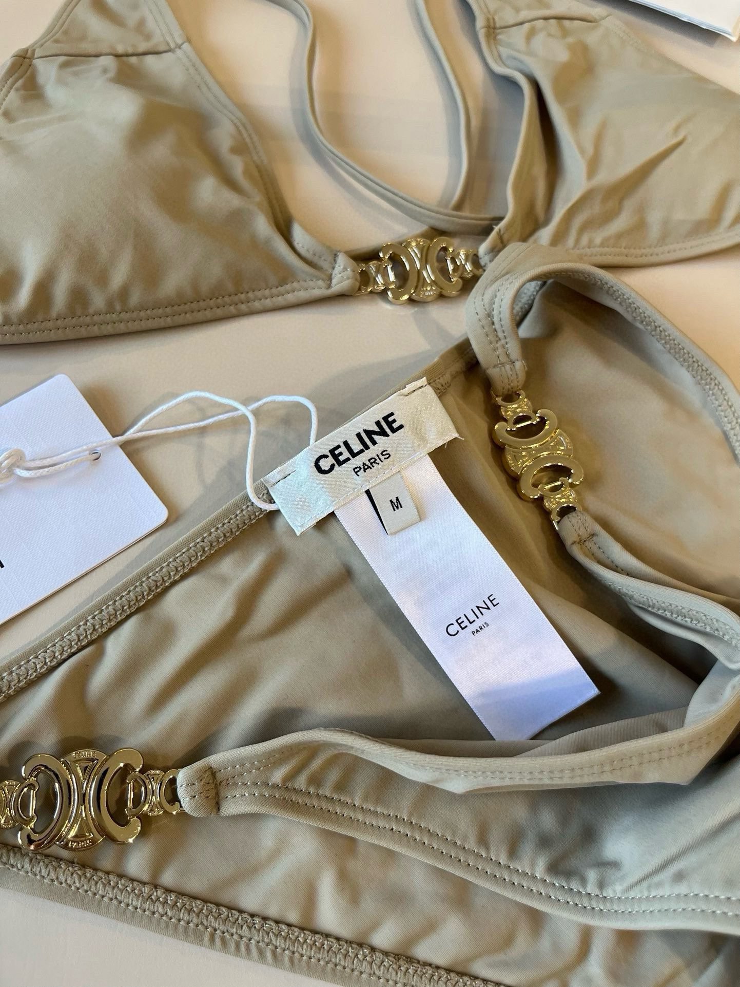 P
LOEWE罗意威 新款比基尼😍🥰适合多种场景的游泳衣🏊‍♀️海边 游泳池 温泉 水上乐园 漂流都可以