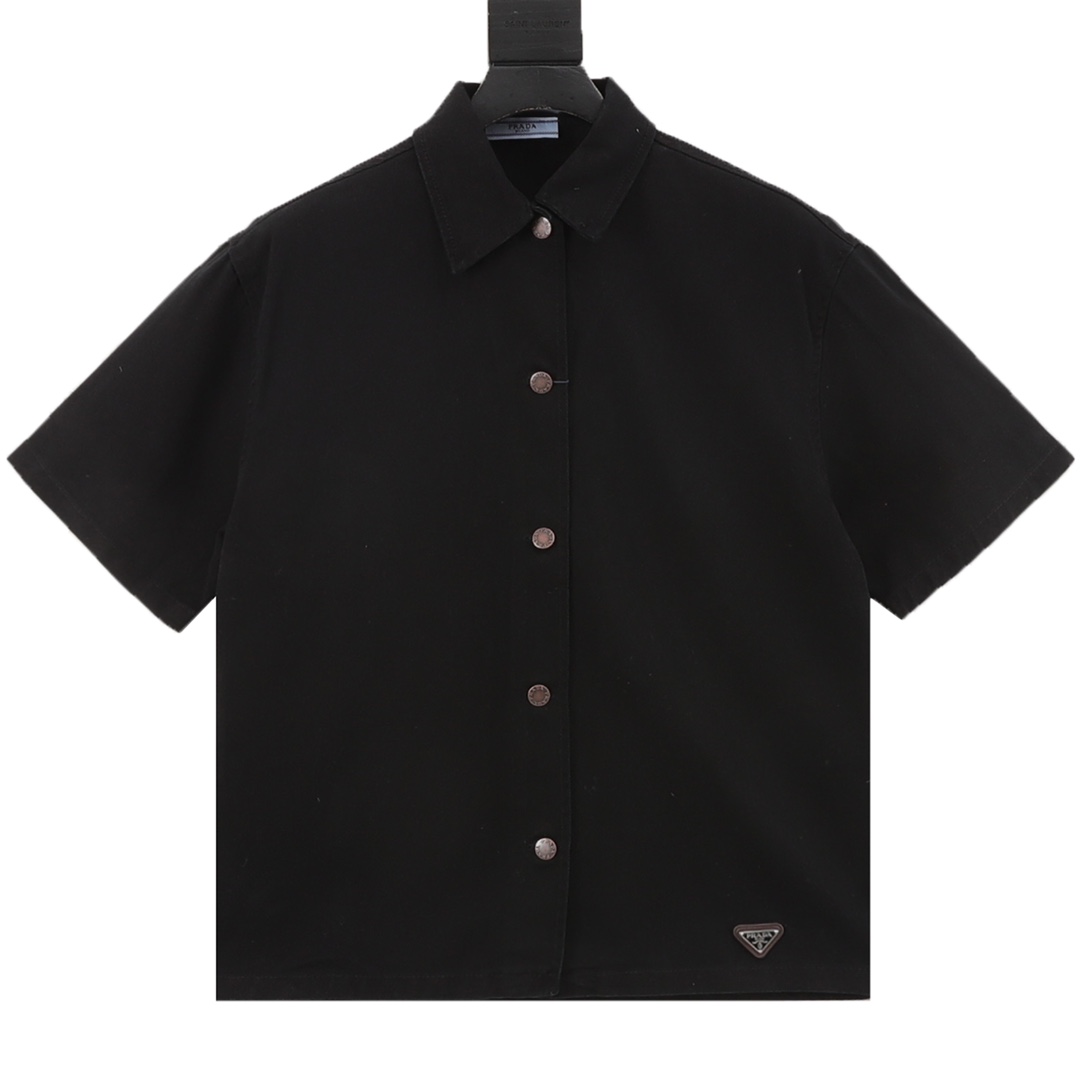 Camisa vaquera de manga corta con logo PRADA PRD. Satén de sarga fantasma de alta densidad personalizado con denim lava…