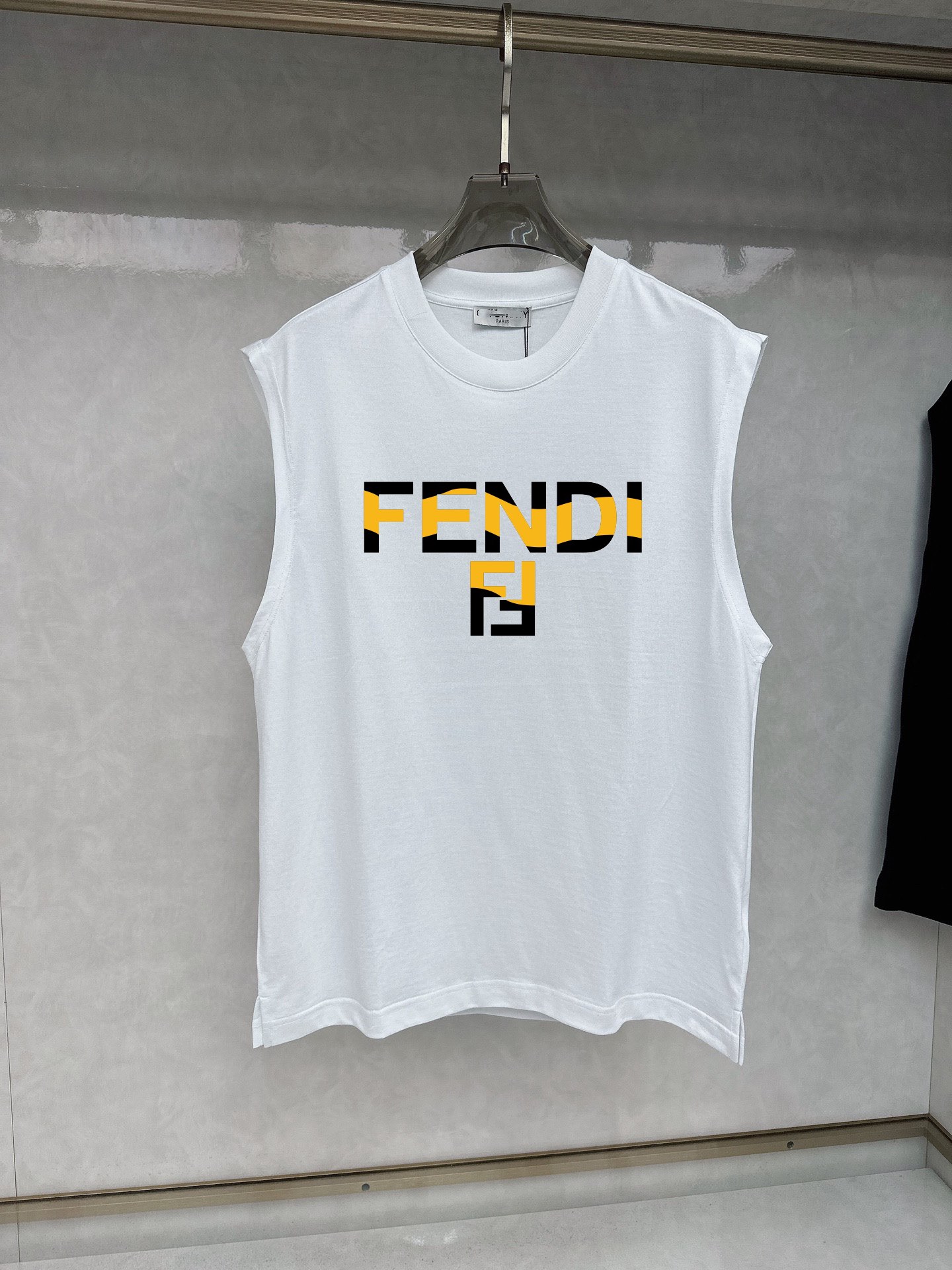 Fendi 品牌【FENDI 芬迪】2025夏季新品背心T袖 简约款式 任何人都可以轻松驾驶 进口定制丝光棉面料 手软舒适有型 吸汗透气