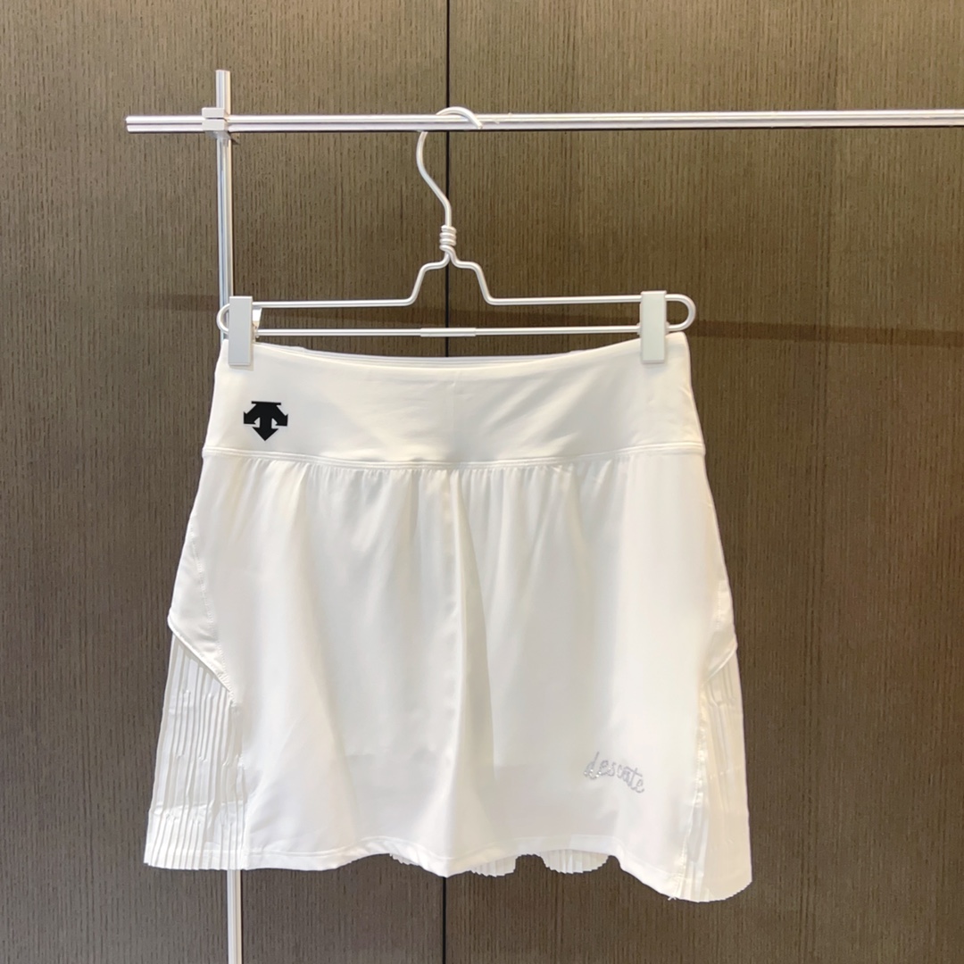 💰95(天丝镶钻裙)
25夏·DESCENTEGOLF 迪桑特高尔夫FIELD系列女士天丝百褶短裙
今夏季新品女款运动休闲天丝百褶短裙(带内衬,内衬含双口袋)天丝级别40支双重水冷纤维,质感轻盈飘逸,很薄爽)
裸感腰头,高腰设计,收腹不卷边,褶皱百叶小裙摆包容性极强,遮肉显瘦一流!运动打网球、打羽毛球必备套装!
手感舒适,透气清爽,更加耐洗不变形,亲肤感十足!给活力的宝贝们注入轻氧魅力🎶!
3D立体裁剪,更加提升休闲和档次 妥妥的要有颜值有颜值品质有品质
尺码:M/L/XL
|裤长(cm)|39.5|40.5|41.5|
|腰围(cm)68|72|76|
|摆围(cm)|114|118|122|
|内长(cm)| 41|43|45|